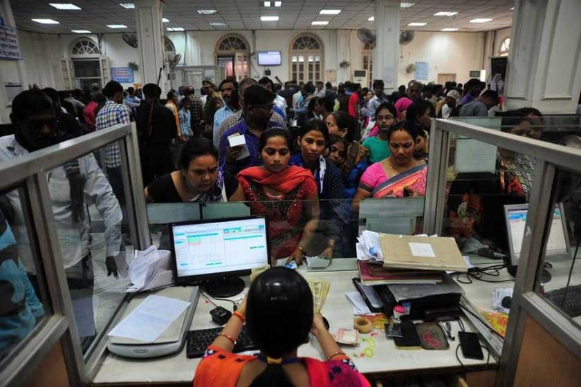 Hindistan’da banknotlar gitti kriz geldi