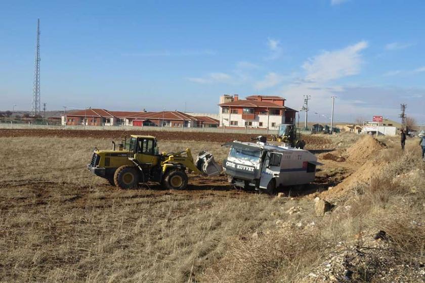 Lastiği patlayan TOMA şarampole devrildi