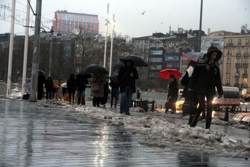 İstanbul’da kar yerini yağmura bıraktı