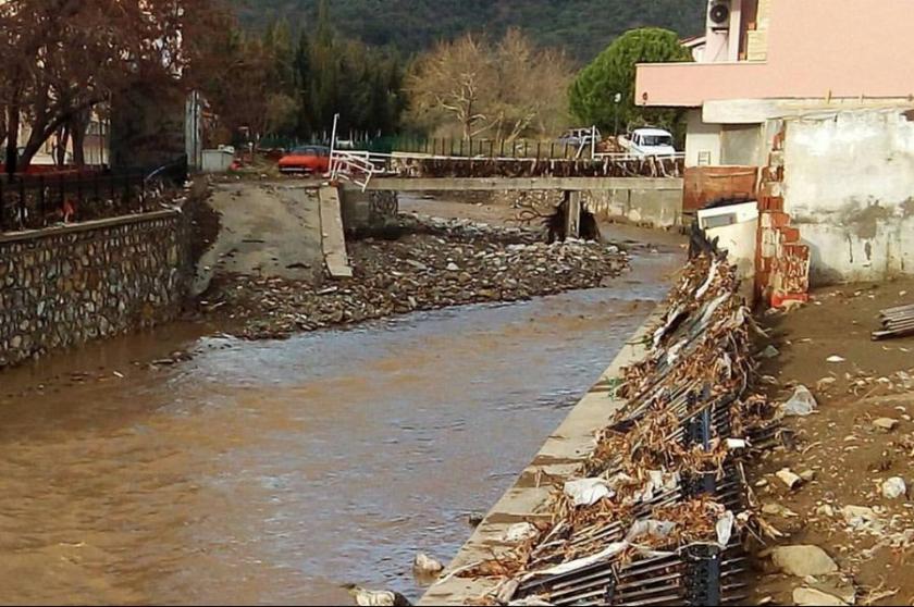 Küçükkuyu’da sel tepkisi: Kabahat doğaya set çekende