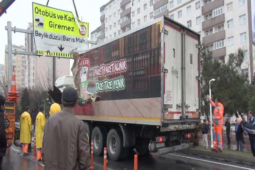 'Otobüs ve kamyon giremez' yazılı tabelaya kamyon çarptı