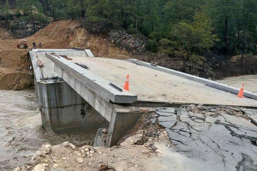 Denizli'de köprü çöktü, yolda toprak kayması oldu