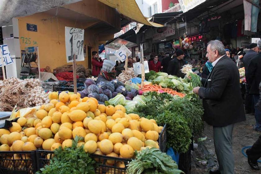 Semt pazarlarını önce dolar, sonra sel vurdu!