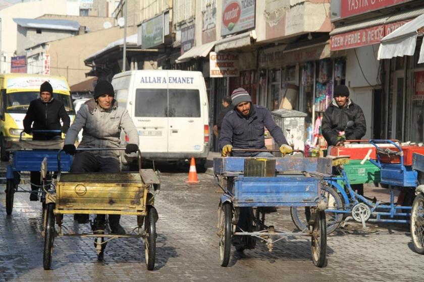 Gün boyu bir ‘yük’ bekliyorlar