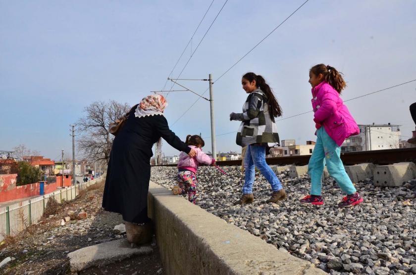 İki mahalle arasında tehlikeli geçiş