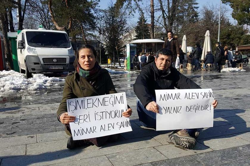 İhraç edilen mimar Alev Şahin oturma eylemi başlattı