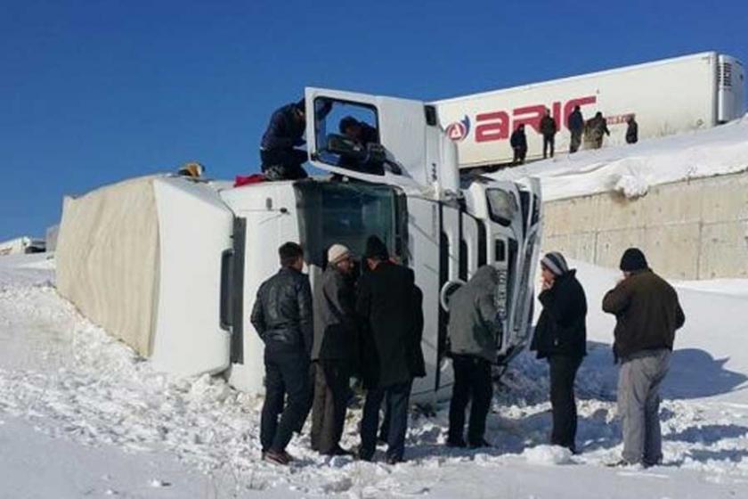 PVC yüklü TIR devrildi: 1 ölü