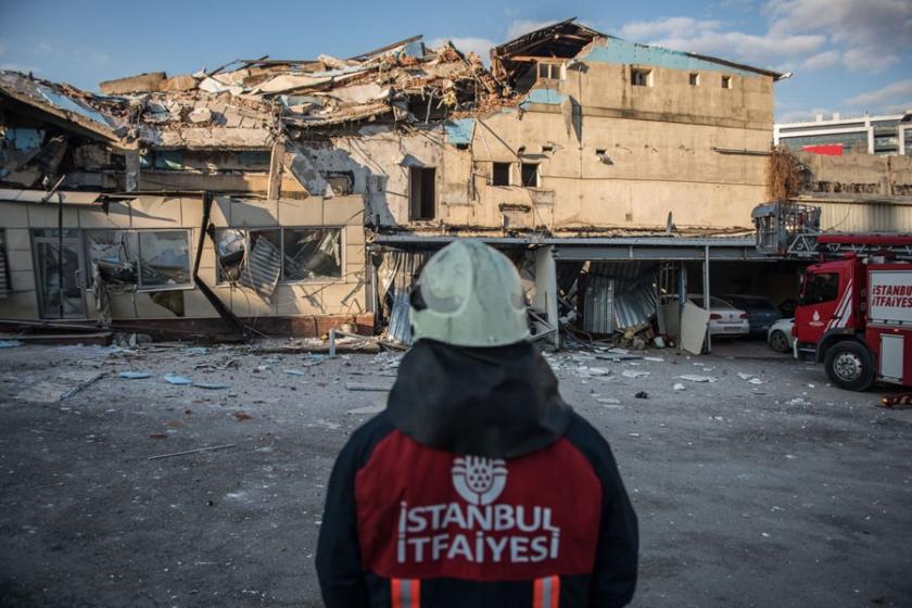 Beyoğlu'da 3 katlı bina çöktü