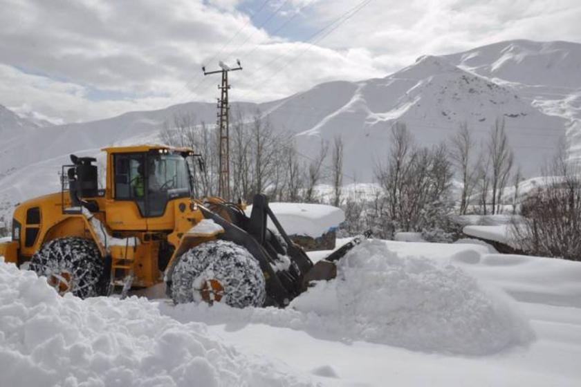 Hakkari’de köy ve mezra yolları kapandı