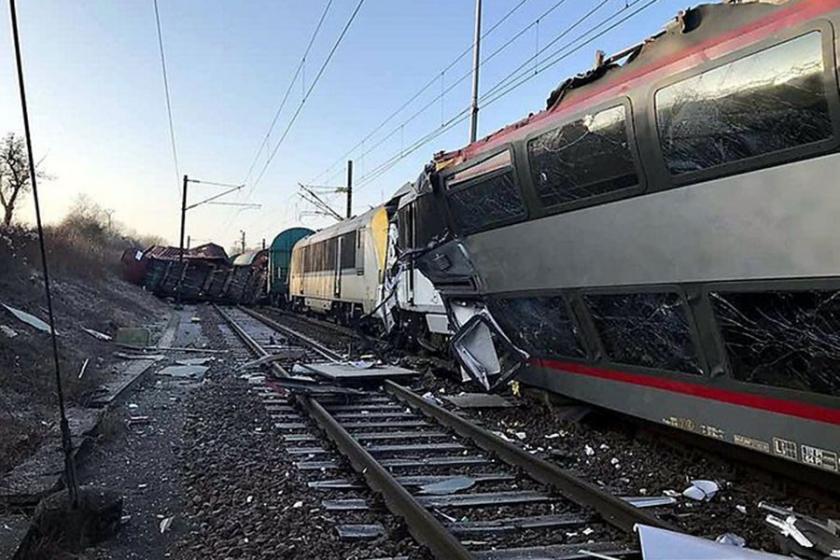 Lüksemburg’da yolcu treni ve yük treni çarpıştı