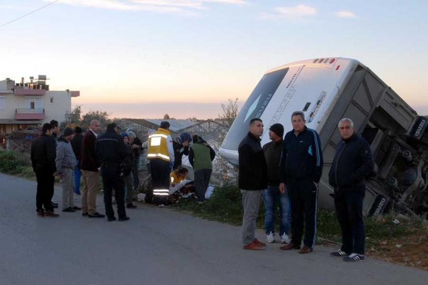 Otel çalışanlarını taşıyan servis devrildi: 6 yaralı