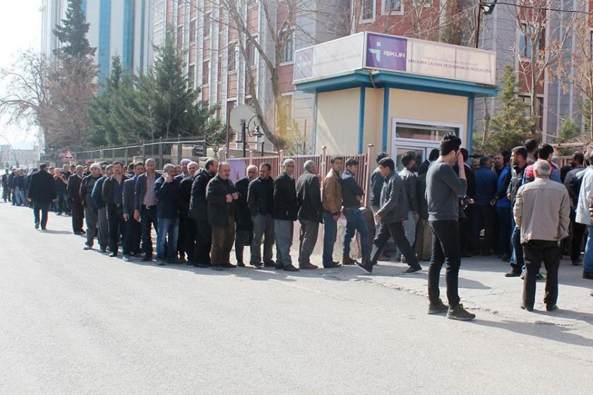 Urfa’da geçici iş için uzun kuyruklar oluşturdular