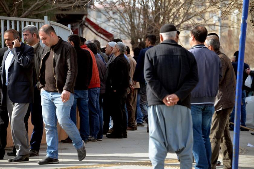 Diyarbakır'da 6 aylık iş için uzun kuyruklar oluştu