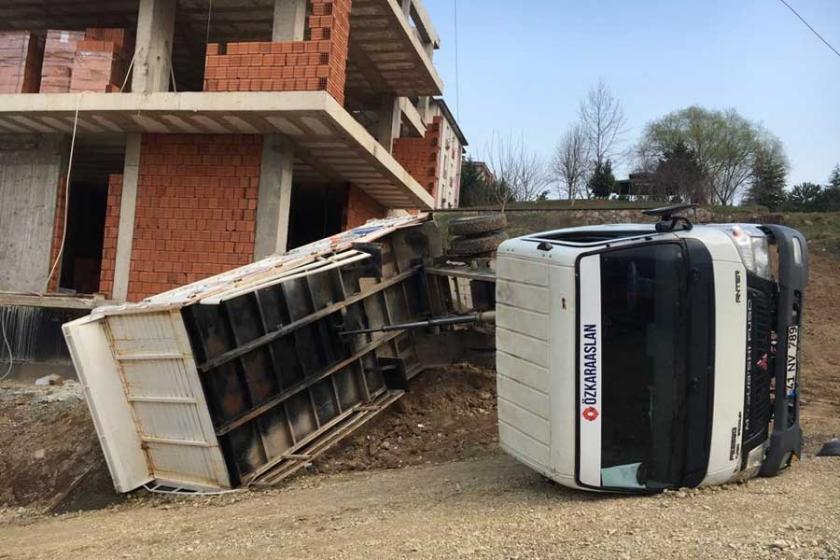 Kum dökerken devrilen kamyonun sürücüsü yaralandı