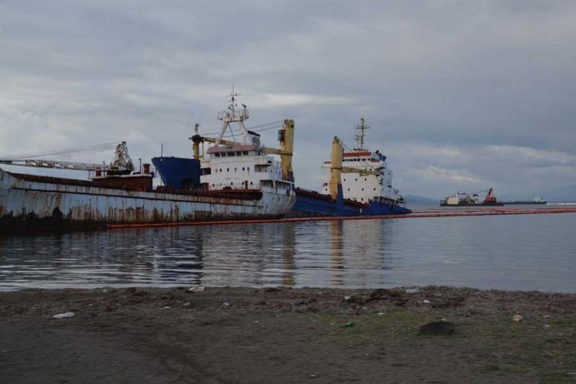 İzmir Aliağa'da hacizli gemiden denize yakıt sızdı
