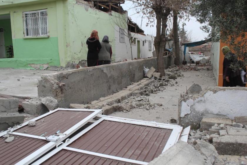 Samsat'taki depremde deprem konutları da yıkıldı