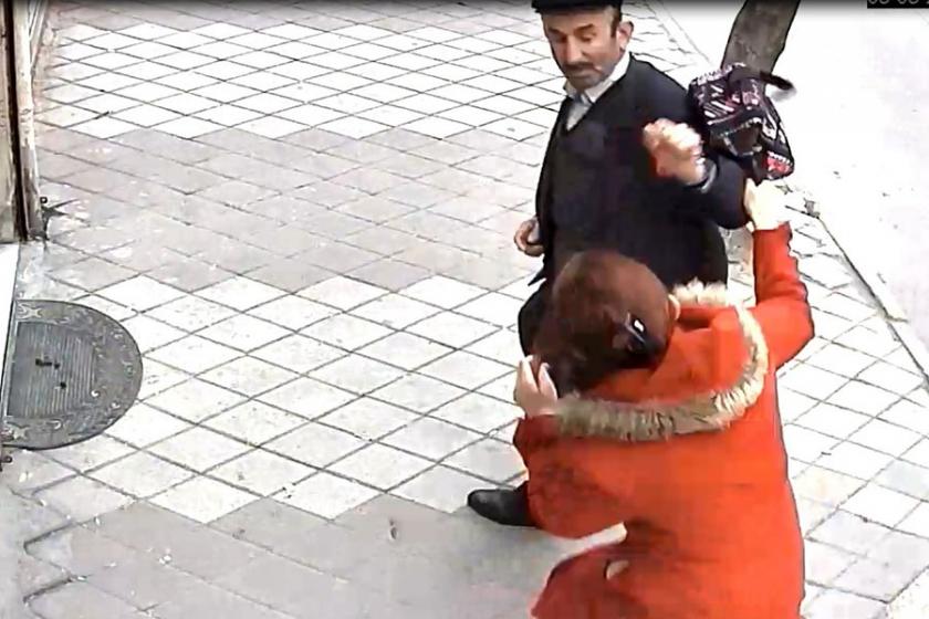 Tacize maruz kalan kadın tacizciyi çantasıyla kovaladı