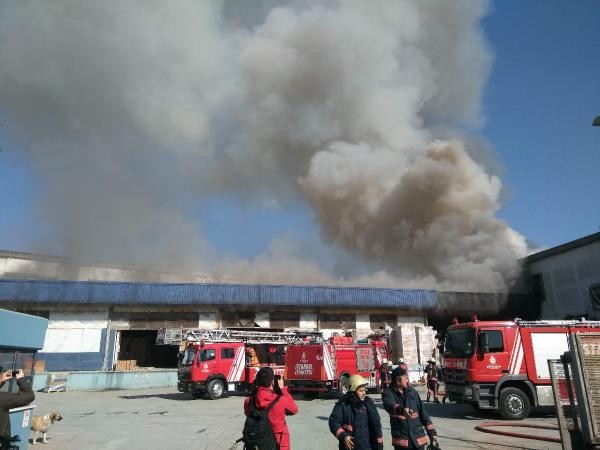 Esenyurt'ta boya fabrikası deposunda yangın