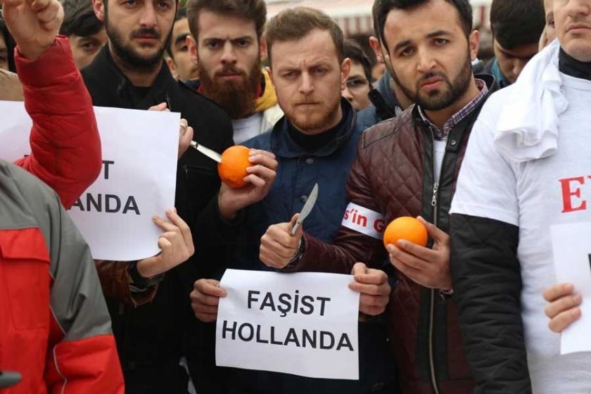 AKP'liler Hollanda'yı portakal sıkarak protesto etti