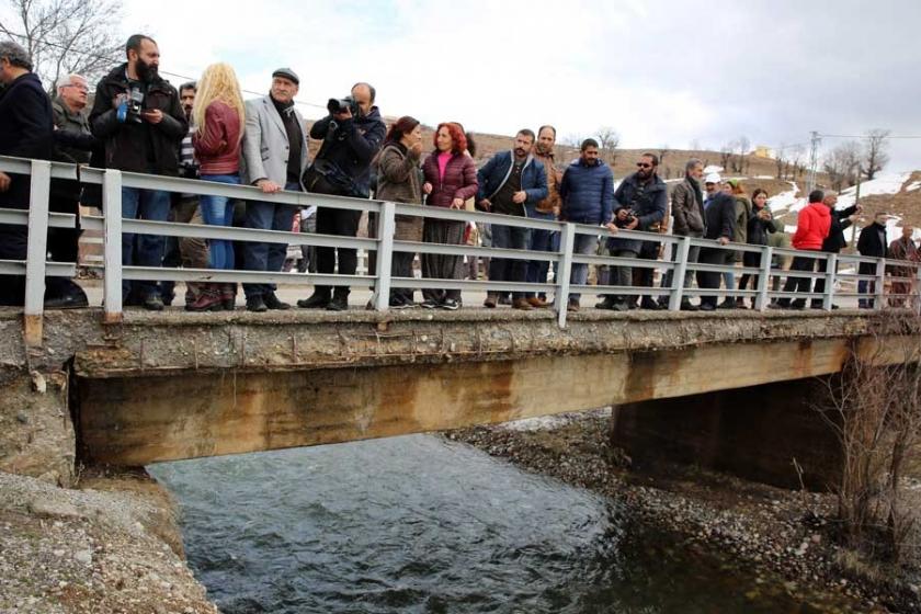 Nehirler İçin Eylem Günü’nde Munzur’a karanfiller bırakıldı