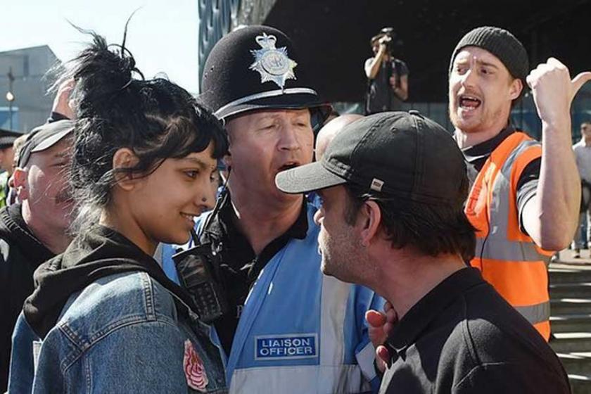 İngiltere'de haftanın fotoğrafı: Irkçıya karşı kadın!