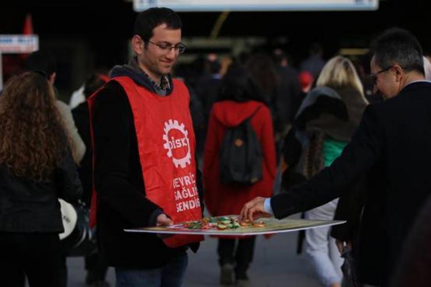 Metrobüs duraklarında 'Hayır' bildirisi ve şekeri dağıtıldı 