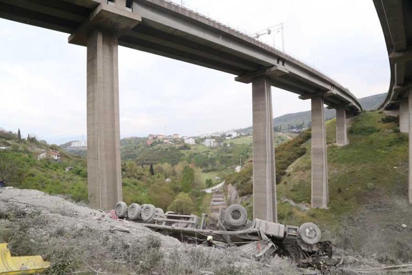 Çimento yüklü TIR viyadükten uçtu, sürücüsü öldü