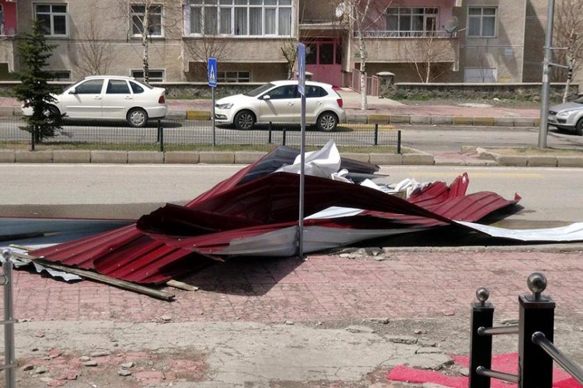 Erzurum'da fırtına çatıları uçurdu