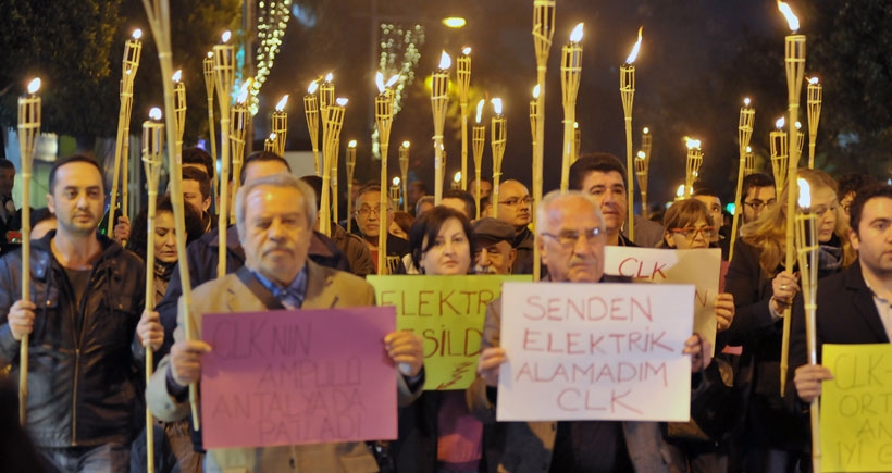 Elektrik kesintileri mum ve meşalelerle protesto edildi