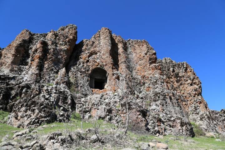 Dersim'deki Kale Köyü Kalesi, definecilerin hedefinde