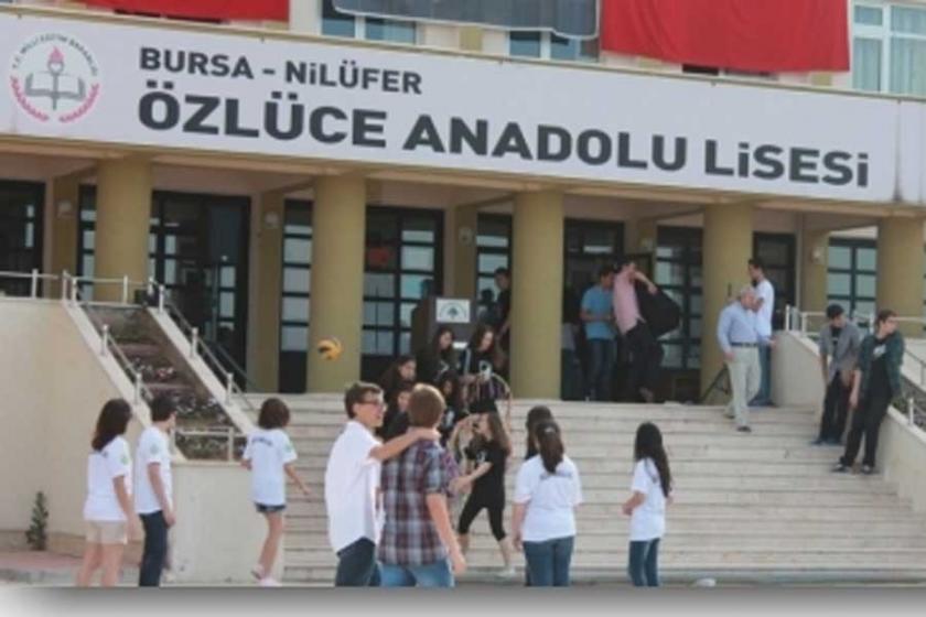 Okul müdürü ezan okuyarak öğrencileri cuma namazına çağırdı