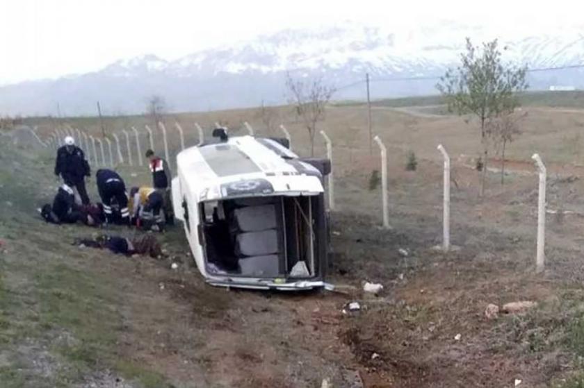 Konya'da minibüs şarampole devrildi: 19 yaralı