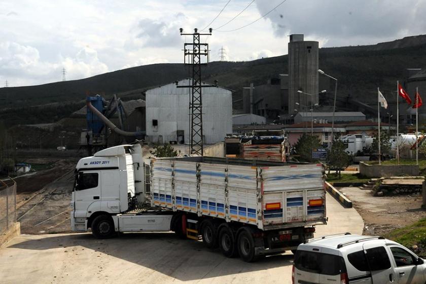 Nakliye işçileri fabrika girişini TIR'ları ile kapattı