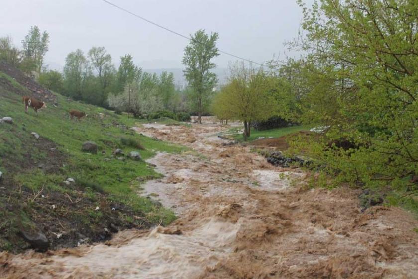 Elazığ'da sel, köy yollarını tahrip etti