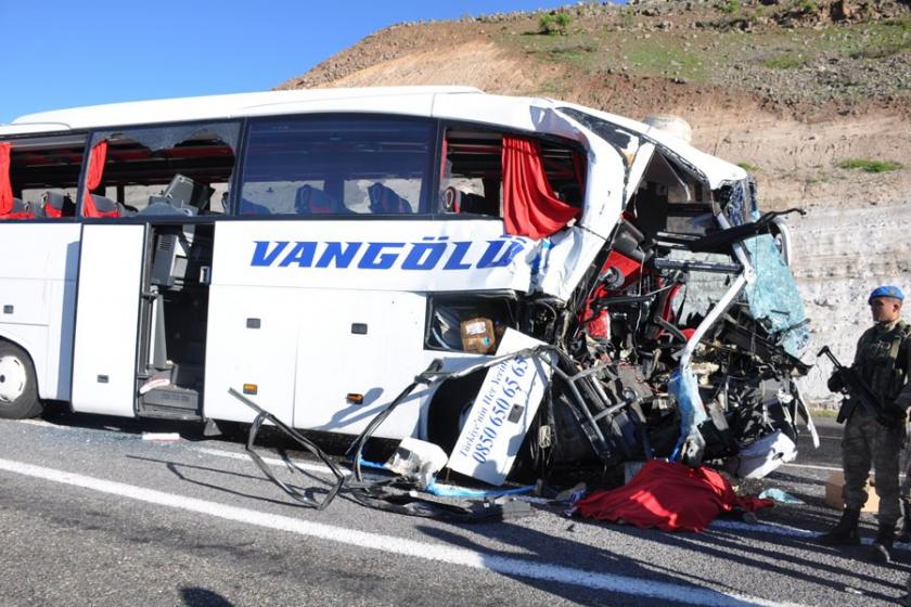 Yolcu otobüsü demir yüklü TIR'a çarptı: 1 ölü, 20 yaralı
