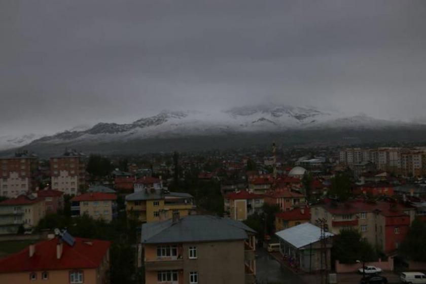 Van'da Erek Dağı ve çevresi beyaza büründü