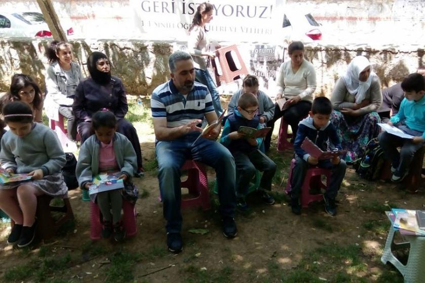 Hüseyin Demir, zorla koparıldığı öğrencilerine kitap okudu