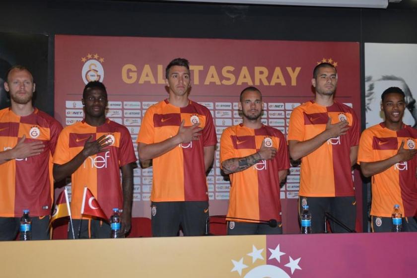 Galatasaray'ın gelecek sezon parçalı forması tanıtıldı