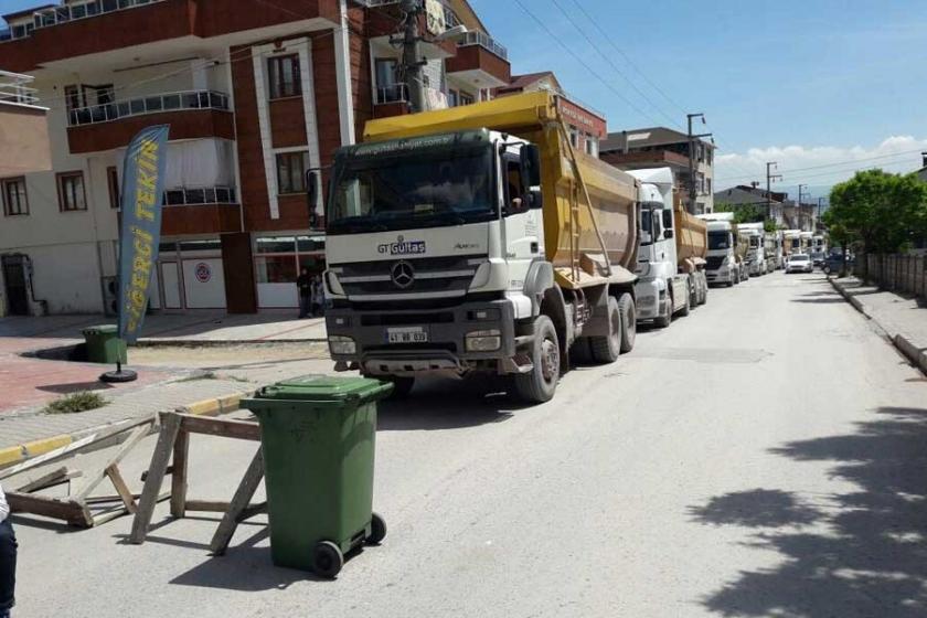 Hafriyat kamyonlarının geçişini barikatla engellediler