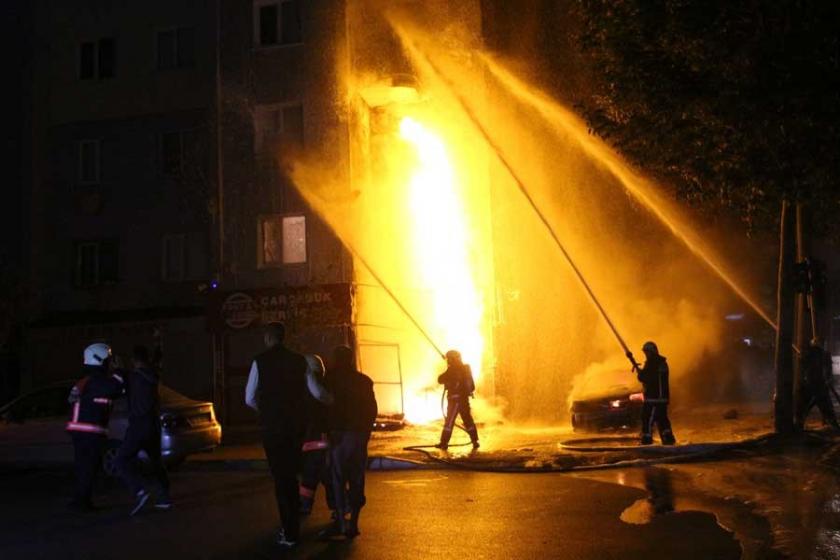 Bağcılar'da doğal gaz kutusu patladı: Yangın, panik yarattı