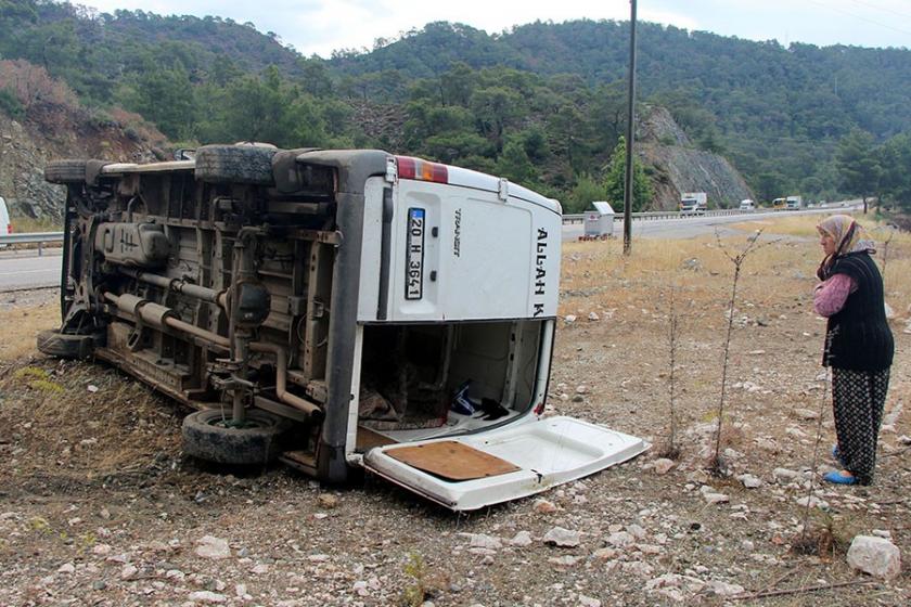 Kemer'de işçi servisi devrildi: 5 yaralı