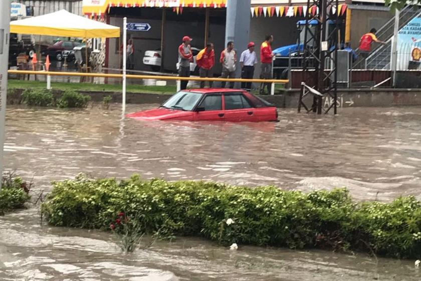 Çorum'da şiddetli yağış hayatı felç etti