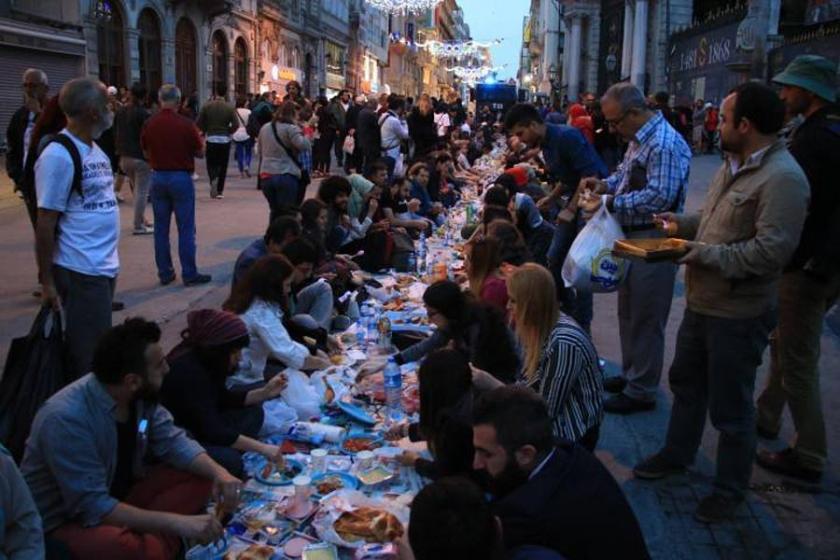 Yılın ilk Yeryüzü Sofrası Taksim'de kuruldu