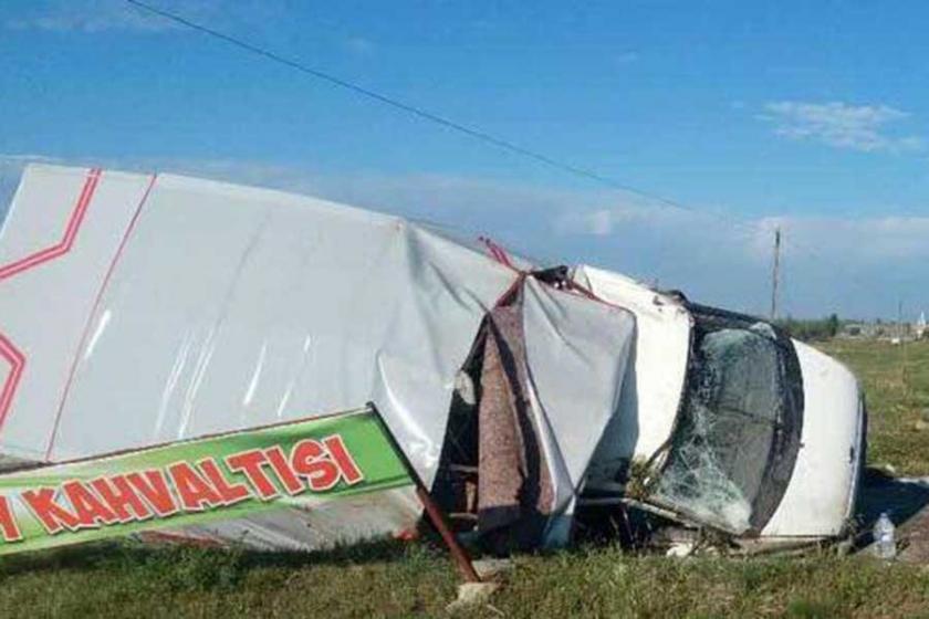 Tarım işçilerini taşıyan kamyonet devrildi: 1 ölü, 21 yaralı