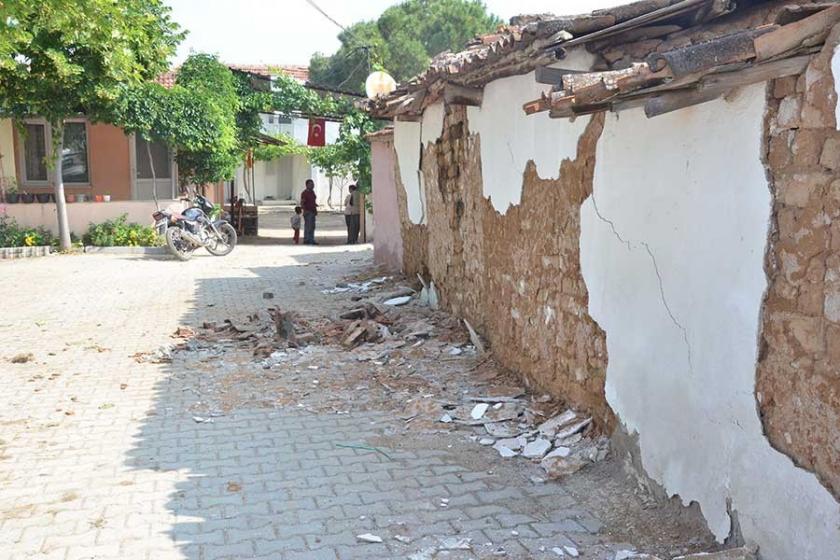 Manisa'da deprem korkuttu, halk geceyi çadırlarda geçirdi