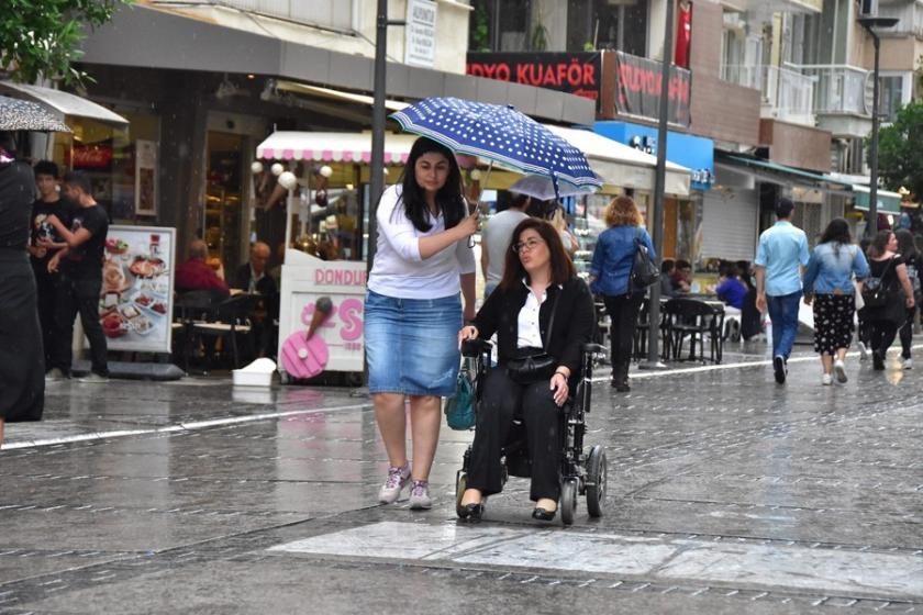 Sağanak yağmur İzmirlileri hazırlıksız yakaladı