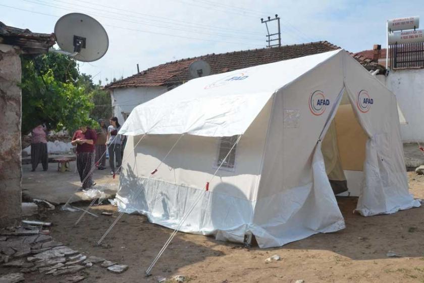 Manisa'da deprem bölgesindekiler geceyi yine çadırda geçirdi