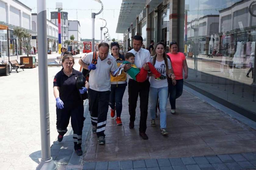 Elini yürüyen merdivene kaptıran çocuk yaralandı