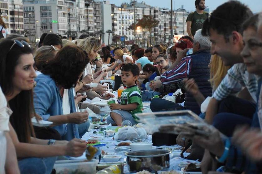 İzmir'de 'yeryüzü sofrası' kuruldu