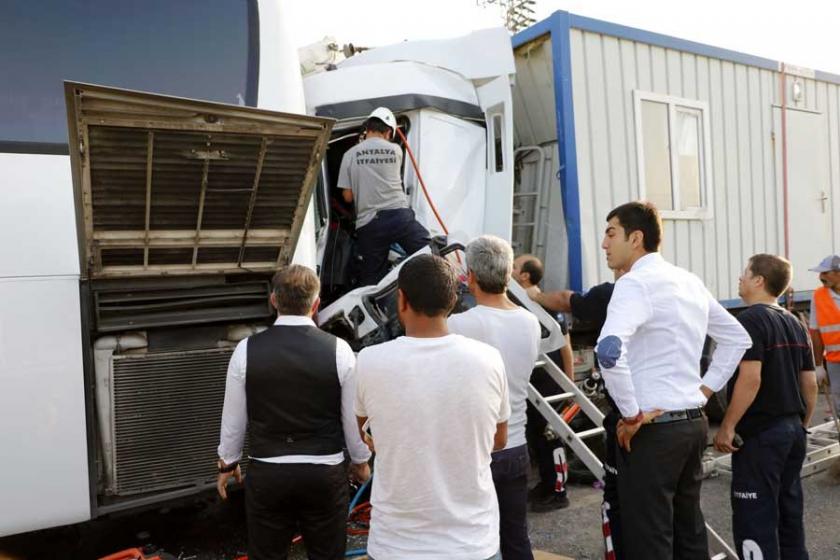 Konteyner yüklü TIR, tur otobüsüne arkadan çarptı: 7 yaralı